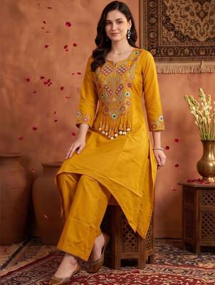 women ethnic motifs embroidered regular thread work kurta with trousers 5