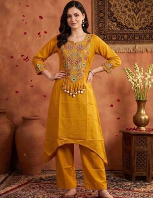 women ethnic motifs embroidered regular thread work kurta with trousers 6