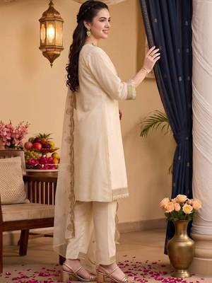 women ethnic motifs embroidered regular kurta with trousers & with dupatta 3