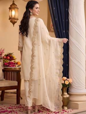 women ethnic motifs embroidered regular kurta with trousers & with dupatta 4
