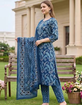 women paisley printed regular thread work cotton kurta with trousers & with dupatta 3