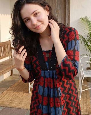 women printed empire cotton kurta with trousers 6