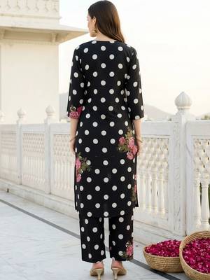 women floral printed regular cotton kurta with trousers 3
