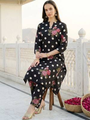 women floral printed regular cotton kurta with trousers 4
