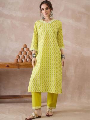 women printed regular cotton kurta with trousers & with dupatta 2