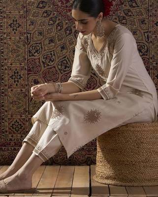 women ethnic motifs embroidered regular thread work liva kurta with trousers 4