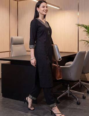 women ethnic motifs embroidered regular thread work kurta with trousers 3