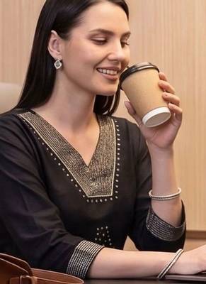 women ethnic motifs embroidered regular thread work kurta with trousers 5