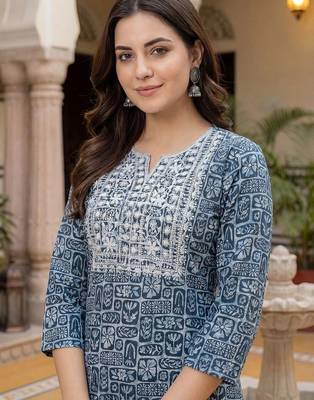 women ethnic motifs printed regular thread work cotton kurta with trousers 2