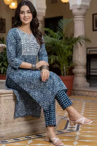 women ethnic motifs printed regular thread work cotton kurta with trousers