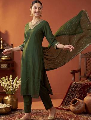 women ethnic motifs embroidered regular kurta with trousers & with dupatta 1