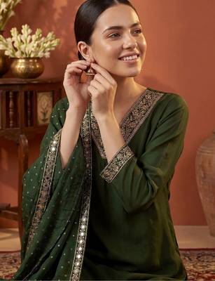 women ethnic motifs embroidered regular kurta with trousers & with dupatta 2