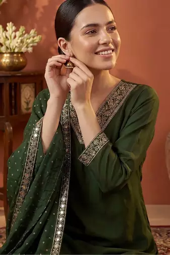 women ethnic motifs embroidered regular kurta with trousers & with dupatta