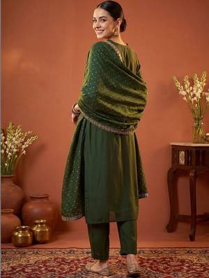 women ethnic motifs embroidered regular kurta with trousers & with dupatta 4