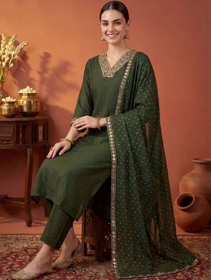 women ethnic motifs embroidered regular kurta with trousers & with dupatta 5