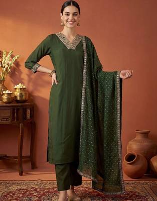 women ethnic motifs embroidered regular kurta with trousers & with dupatta 6