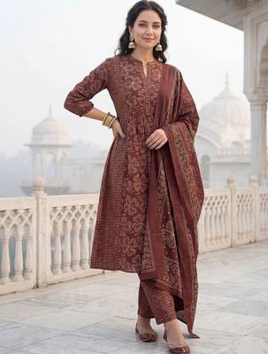 women ethnic motifs printed regular cotton kurta with trousers & with dupatta 1