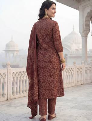 women ethnic motifs printed regular cotton kurta with trousers & with dupatta 4