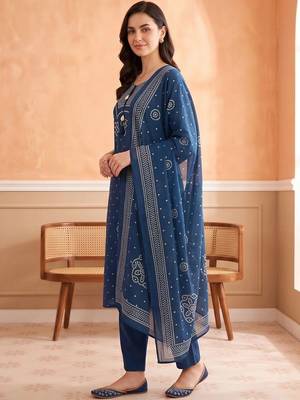 women ethnic motifs printed regular cotton kurta with trousers & with dupatta 3