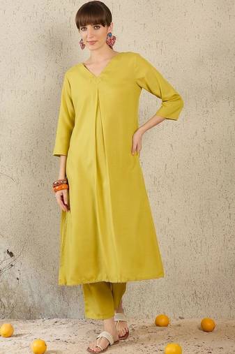 women regular kurta with trousers