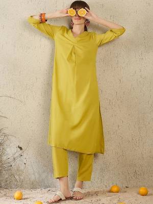 women regular kurta with trousers 3