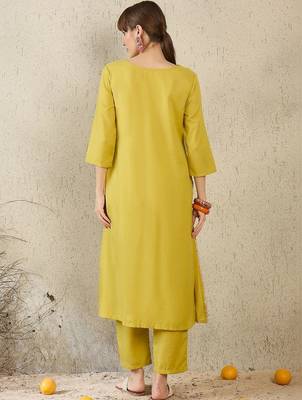 women regular kurta with trousers 7
