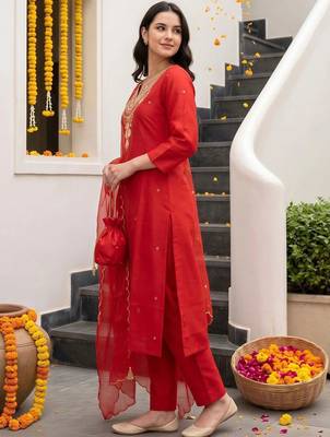 women ethnic motifs embroidered regular kurta with trousers & with dupatta 3