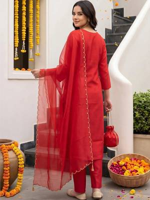 women ethnic motifs embroidered regular kurta with trousers & with dupatta 4