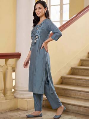 women floral embroidered regular thread work kurta with trousers 3