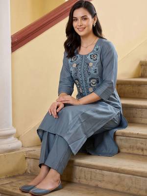 women floral embroidered regular thread work kurta with trousers 5