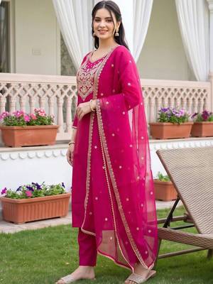 women ethnic motifs embroidered regular kurta with trousers & with dupatta 3