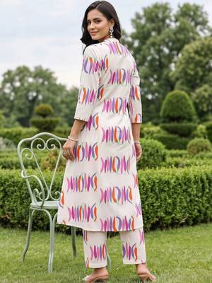 women printed regular cotton kurta with trousers 4