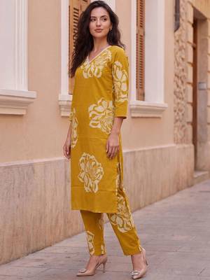 women floral printed regular cotton kurta with trousers 3