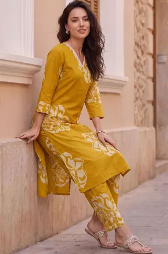women floral printed regular cotton kurta with trousers