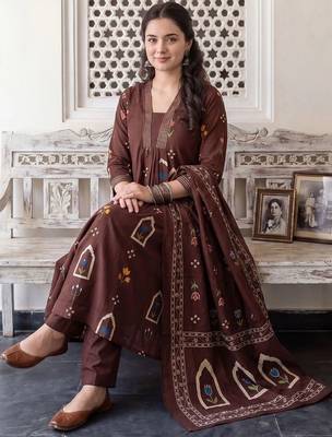 women ethnic motifs printed empire cotton kurta with trousers & with dupatta 5