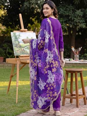 women ethnic motifs embroidered regular kurta with trousers & with dupatta 4