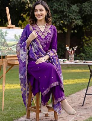women ethnic motifs embroidered regular kurta with trousers & with dupatta 5