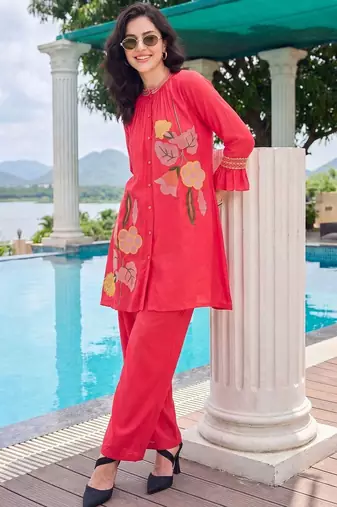 women floral embroidered regular thread work kurta with trousers
