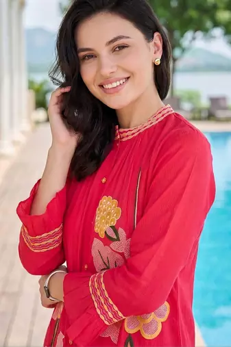 women floral embroidered regular thread work kurta with trousers