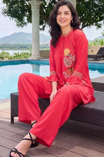 women floral embroidered regular thread work kurta with trousers