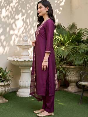 women ethnic motifs embroidered regular thread work kurta with trousers & with dupatta 3