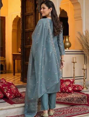 women ethnic motifs embroidered regular thread work kurta with trousers & with dupatta 4