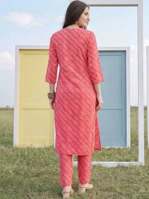 women leheriya printed regular sequinned kurta with trousers 4