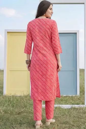 women leheriya printed regular sequinned kurta with trousers