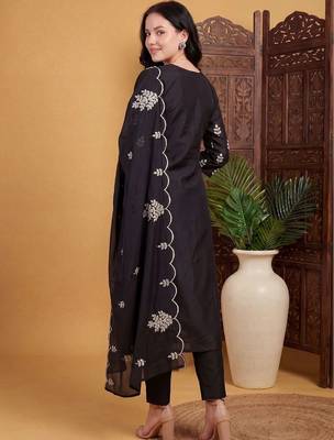 women ethnic motifs embroidered regular thread work kurta with trousers & with dupatta 4