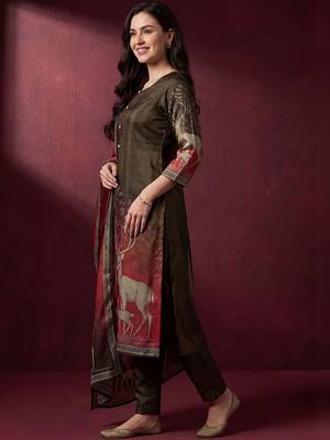 women ethnic motifs printed regular kurta with trousers & with dupatta 4