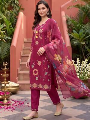 women floral printed regular thread work kurta with trousers & with dupatta 2