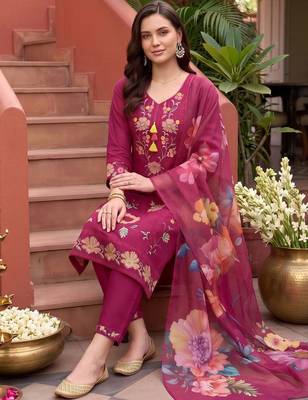 women floral printed regular thread work kurta with trousers & with dupatta 3