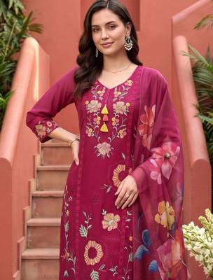 women floral printed regular thread work kurta with trousers & with dupatta 4