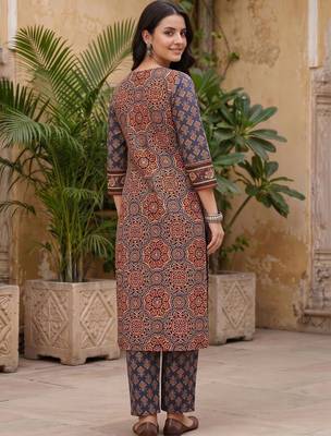 women ethnic motifs printed angrakha cotton kurta with trousers & with dupatta 4